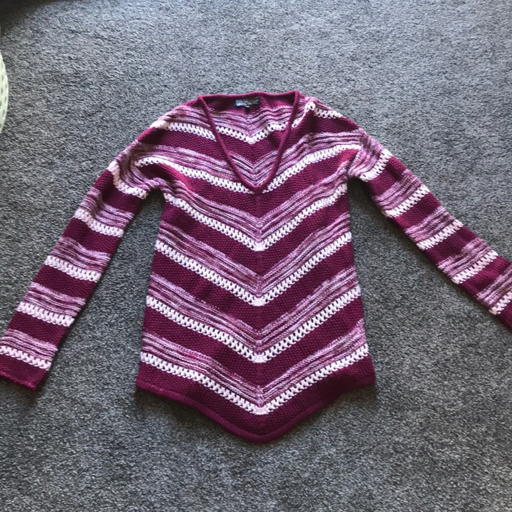 White and maroon sweater size L EUC